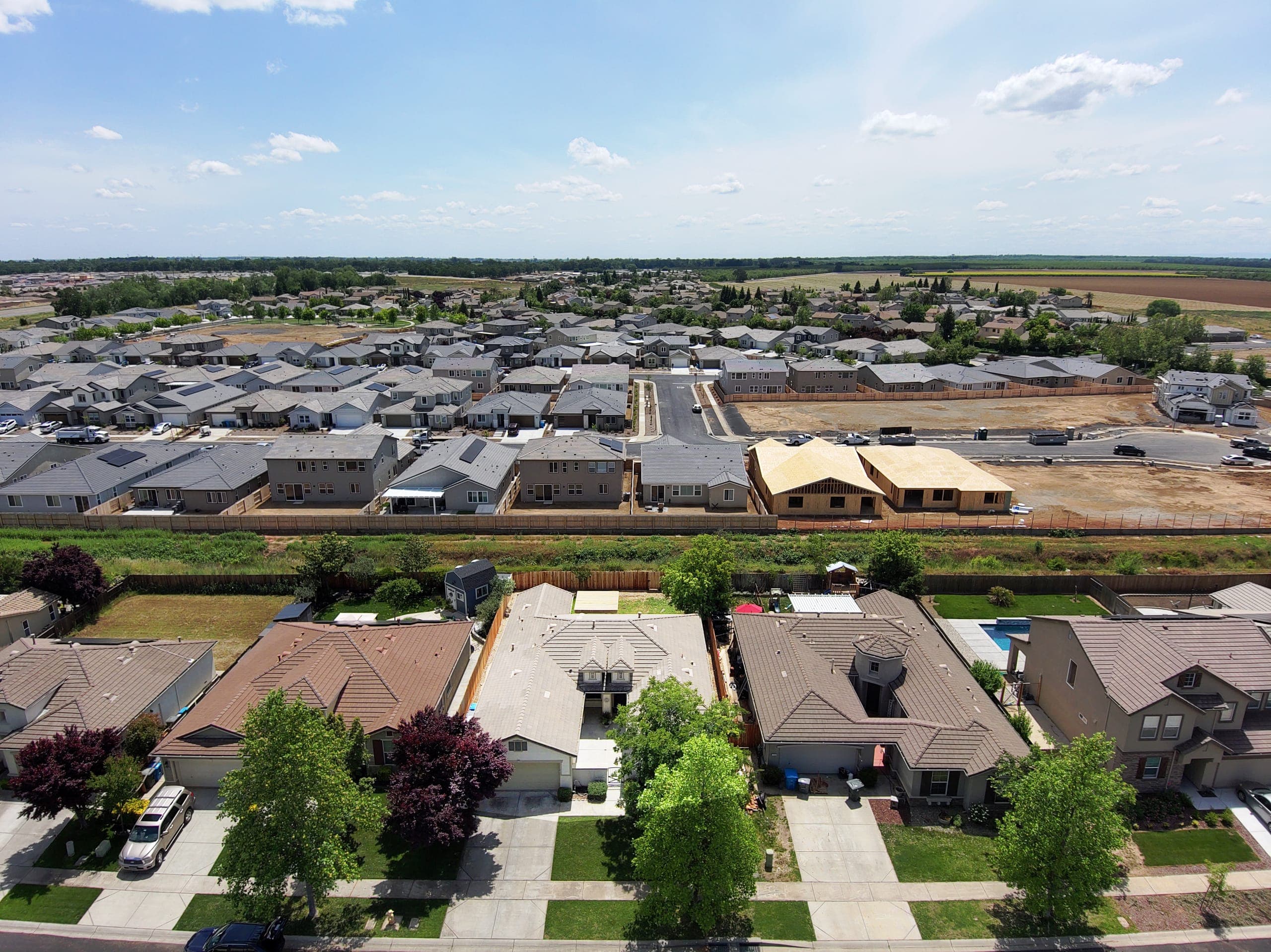 Vista aérea de un vecindario suburbano nuevo con casas en construcción